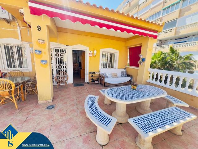 Casa en venta en Torrevieja, Los Europeos. Casa con terraza, en la provincia de Alicante, en la localidad de Torrevieja, en el barrio de La Mata. 4 habitaciones 63 m² A. Casas.