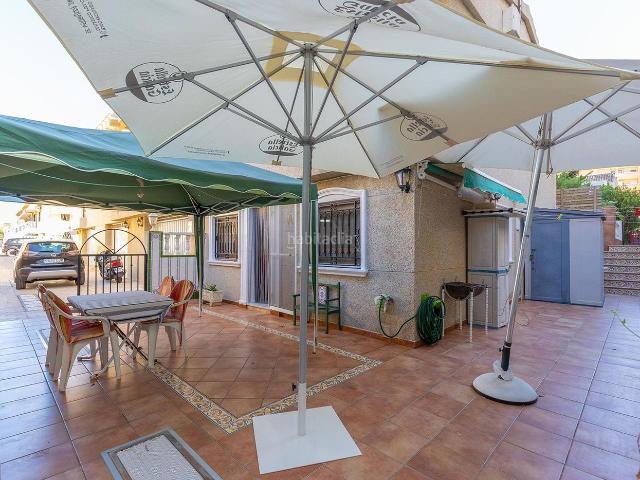 Casa en venta en Torrevieja, Los Europeos. Planta baja de tres dormitorios con gran patio a 150 metros de la playa de La Mata. Casas.
