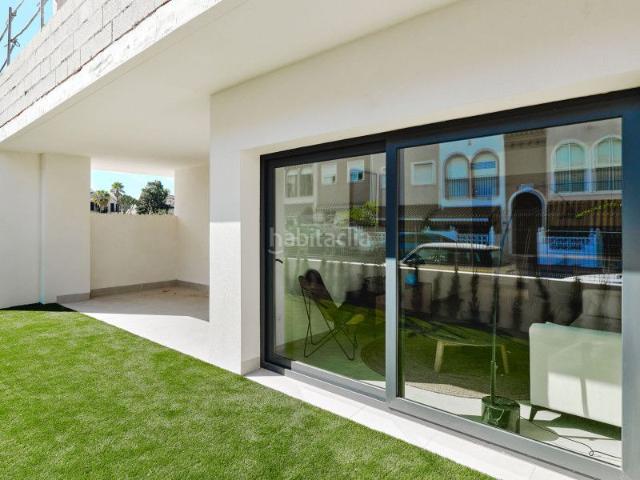 Casa en venta en Torrevieja, La Veleta. Bungalow de 2 dormitorios y 2 baños con piscina y jardín, en primera línea de playa en Torrevieja. Casas.