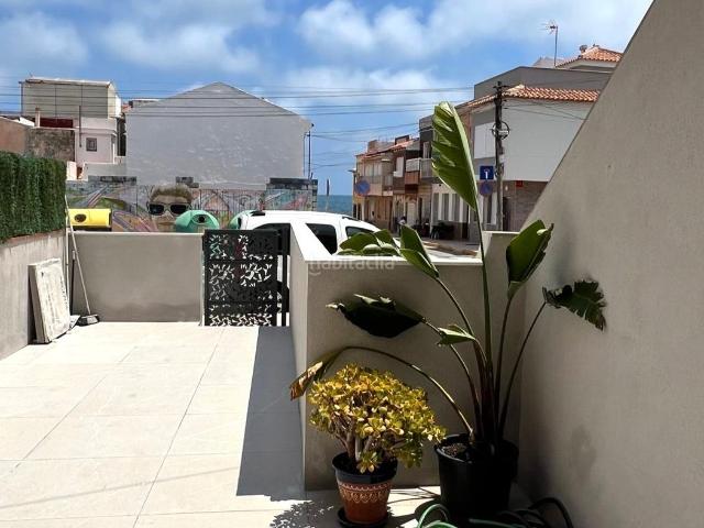 Casa en venta en Torrevieja, La Veleta. Descubre este bungalow en planta baja completamente reformado, un refugio de diseño contemporáneo situado en la exclusiva zona de. Casas.