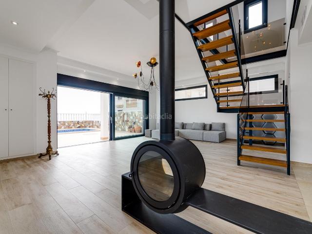 Casa en venta en Torrevieja, Miramar Torre del Moro. Villa moderna en primera linea en la Mata. Casas.