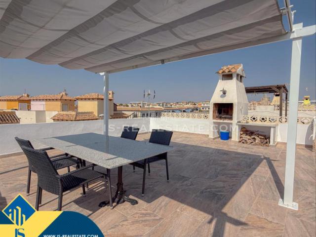 Casa en venta en Torrevieja, Miramar Torre del Moro. Bungalow renovado con terraza, en la provincia de Alicante, en la ciudad de Torrevieja, en la zona de Playa de los Locos. 2 habita. Casas.