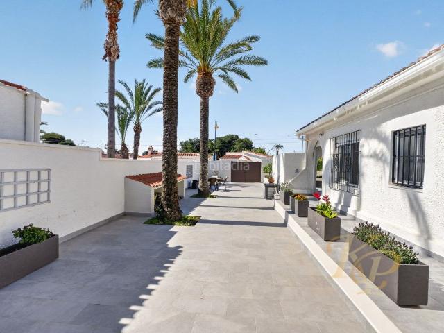 Casa en venta en Torrevieja, Nueva Torrevieja. VILLA MODERNA DE UNA SOLA PLANTA Y 3 DORMITORIOS SITUADA EN LA CODICIADA URBANIZACIÓN DE LOS ÁNGELES EN TORREVIEJA. Casas.