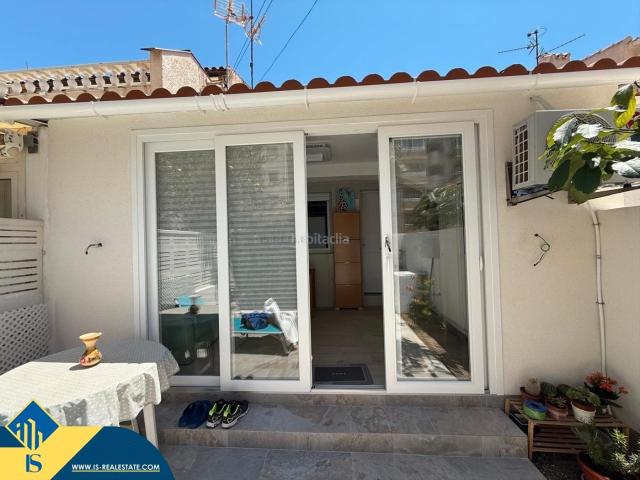 Casa en venta en Torrevieja, Nueva Torrevieja. Bungalow renovado con terraza, en la provincia de Alicante, en la ciudad de Torrevieja, en la zona de Playa de los Locos. 3 habita. Casas.