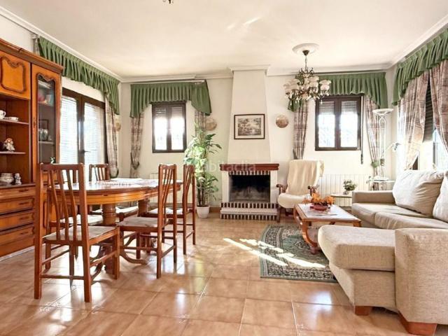 Casa en venta en Torrevieja, Nueva Torrevieja. Descubre esta impresionante villa independiente en el corazón de Torrevieja, perfectamente ubicada a poca distancia a pie de resta. Casas.