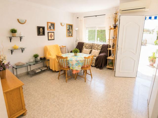Casa en venta en Torrevieja, Nueva Torrevieja. Precioso bungalow de dos dormitorios sin vecinos arriba en la zona de Nueva Torrevieja, Torrevieja. Aire acondicionado, gran terra. Casas.