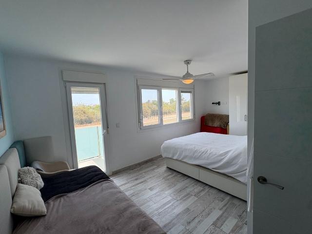 Casa en venta en Torrevieja, Parque Acuático Sector 25. Villa moderna reformada con piscina y cocina exterior. Esta moderna villa, totalmente renovada, combina disentildeo contemporaacut. Casas.