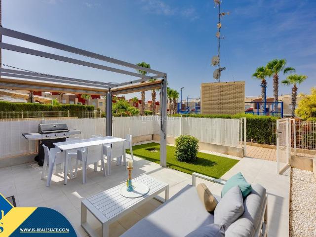 Casa en venta en Torrevieja, Parque Acuático Sector 25. Bungalow con piscina comunitaria, en la provincia de Alicante, en la ciudad de Torrevieja. 3 habitaciones 82 m² A 1,8 kilómetr. Casas.
