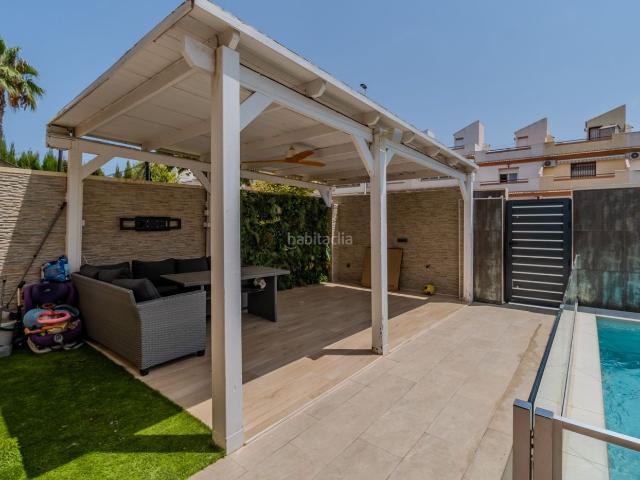 Casa en venta en Torrevieja, Parque Acuático Sector 25. Descubre el placer de vivir en una villa independiente donde la privacidad, el confort y el estilo mediterráneo se unen en una de. Casas.
