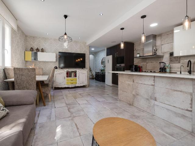 Casa en venta en Torrevieja, Parque de las Naciones. Exclusiva vivienda reformada en el corazón de Torrevieja con 3 amplios dormitorios. Casas.