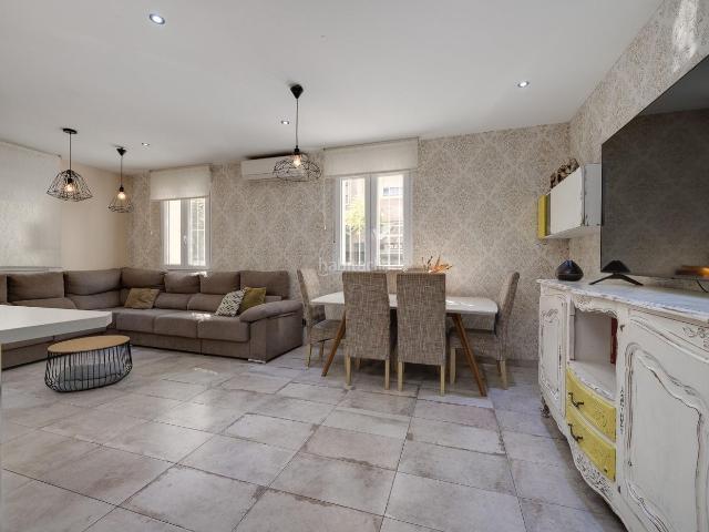 Casa en venta en Torrevieja, Parque de las Naciones. Exclusiva vivienda reformada en el corazón de Torrevieja con 3 amplios dormitorios. Casas.