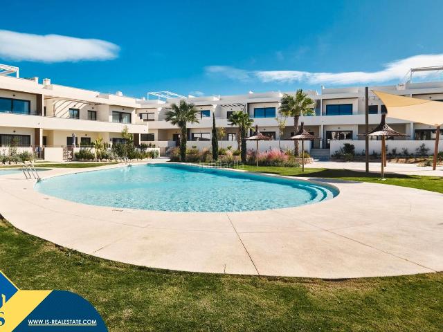 Casa en venta en Torrevieja, Playa de los Náufragos. Bungalow con piscina comunitaria, en la provincia de Alicante, en la ciudad de Torrevieja, en la zona de Playa del Acequión. 2 hab. Casas.