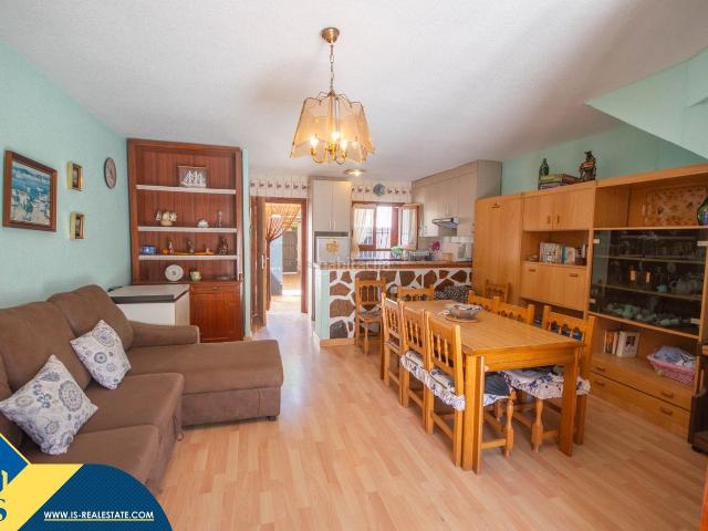 Casa en venta en Torrevieja, Playa de los Náufragos. Bungalow con terraza, en la provincia de Alicante, en la ciudad de Torrevieja, en la zona de Playa de los Náufragos. 3 habitacione. Casas.