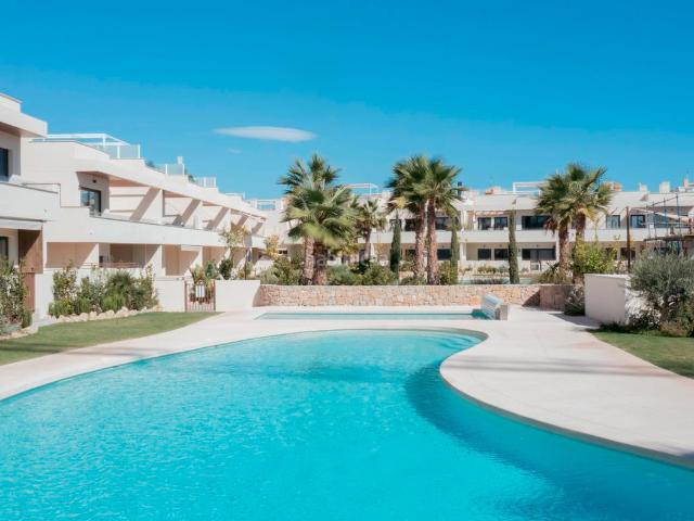Casa en venta en Torrevieja, Playa de los Náufragos. BUNGALOW planta alta con PISCINA y PLAZA DE APARCAMIENTO a 300 m del mar enampnbspLA VELETA VIVIENDA Ref IS005ND102 m CONSTRUIDOS. Casas.