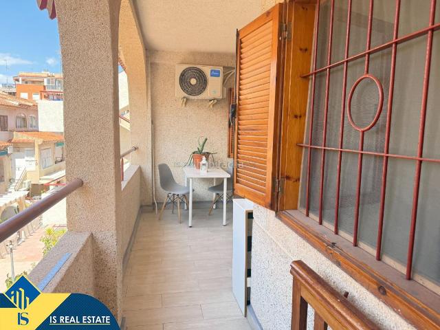 Casa en venta en Torrevieja, Playa de los Náufragos. Bungalow reformado con terraza, en la provincia de Alicante, en la ciudad de Torrevieja, en la zona de Playa del Acequión. 2 habit. Casas.