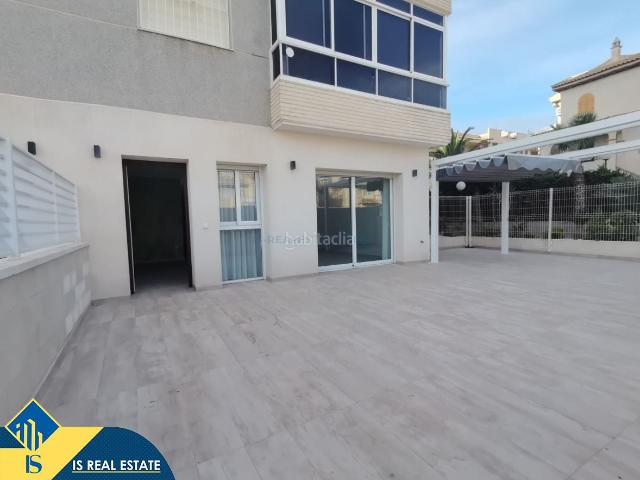 Casa en venta en Torrevieja, Puerto Deportivo. Casa con piscina comunitaria, en la provincia de Alicante, en la ciudad de Torrevieja. 3 habitaciones 110 m² 650 metros del ma. Casas.