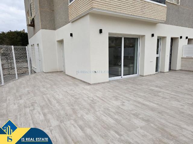 Casa en venta en Torrevieja, Puerto Deportivo. Casa con piscina comunitaria, en la provincia de Alicante, en la ciudad de Torrevieja. 3 habitaciones 117 m² 650 metros del ma. Casas.