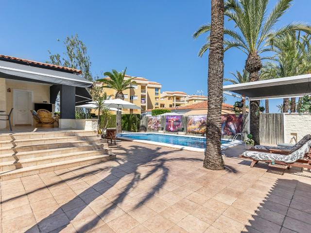 Casa en venta en Torrevieja, Punta Prima. Te presentamos esta magniacutefica vivienda unifamiliar ubicada en una de las zonas maacutes codiciadas de la costa Rociacuteo del. Casas.