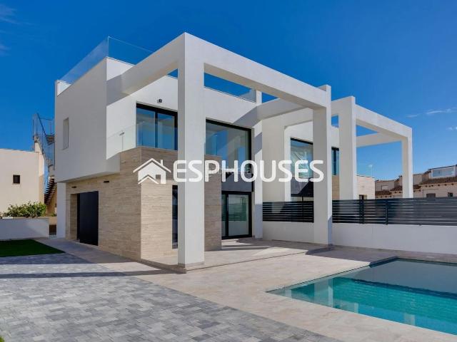 Casa en venta en Torrevieja, Torreblanca. Villa de obra nueva con piscina privada y gran solárium cerca de Playa La Mata en Torrevieja. Casas.