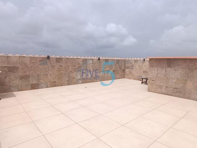 Casa en venta en Torrevieja, Zona Carrefour Urbanizaciones. Casa adosada de 3 dormitorios completamente reformada con solario privado y vistas abiertas en La Siesta, Torrevieja! Situada en l. Casas.