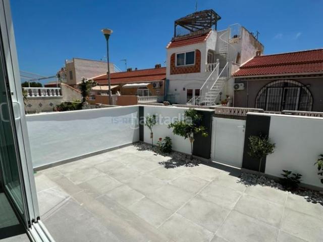 Casa en venta en Torrevieja, Zona Carrefour Urbanizaciones. Casa reformada con terraza, en la provincia de Alicante, en la ciudad de Torrevieja, en el distrito de El Chaparral. 2 habitacione. Casas.