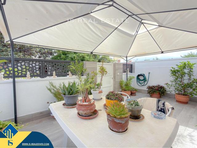 Casa en venta en Torrevieja, Zona Carrefour Urbanizaciones. Casa reformada con terraza, en la provincia de Alicante, en la localidad de Torrevieja, en el barrio de Torreta. 3 habitaciones. Casas.