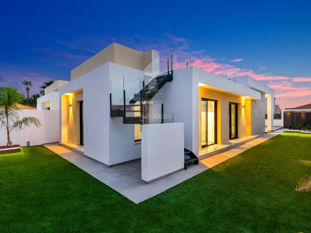 Casa en venta en Torrevieja, Zona Carrefour Urbanizaciones. Casas.