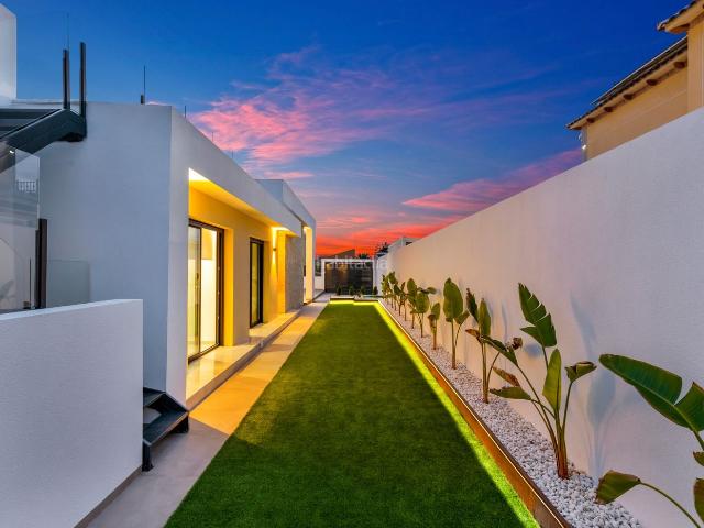 Casa en venta en Torrevieja, Zona Carrefour Urbanizaciones. Casas.