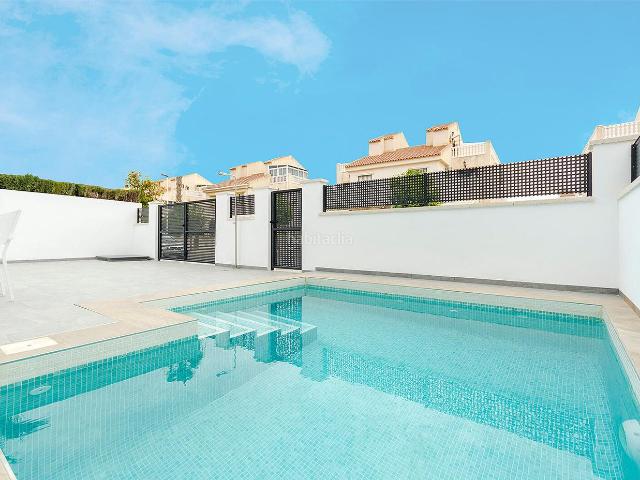 Casa en venta en Torrevieja, Zona Carrefour Urbanizaciones. Casas.