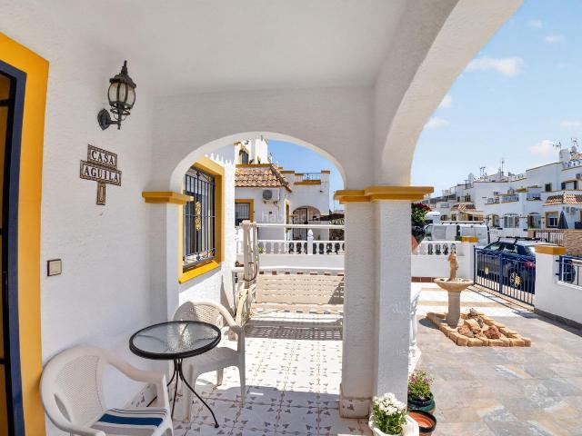 Casa en venta en Torrevieja, Zona Carrefour Urbanizaciones. Chalet adosado en venta con orientación sur, jardín enlosado, solárium privado y piscina comunitaria. Casas.