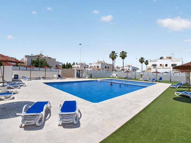 Casa en venta en Torrevieja, Zona Carrefour Urbanizaciones. Chalet adosado en venta con orientación sur, jardín enlosado, solárium privado y piscina comunitaria. Casas.