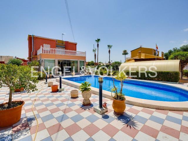 Casa en venta en Torrevieja, Zona Carrefour Urbanizaciones. Chalet independiente con piscina privada en el Chaparral Torrevieja. Casas.