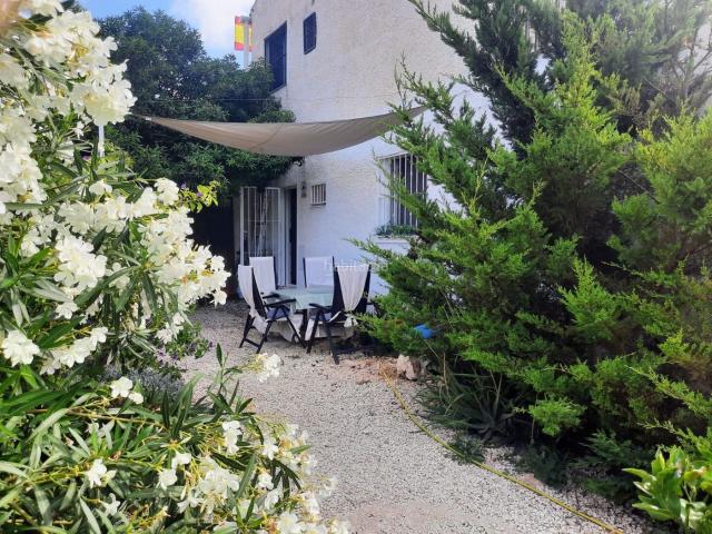 Casa en venta en Torrevieja, Zona Carrefour Urbanizaciones. Amplio y luminoso bungalow en planta baja, de esquina, con dos dormitorios, completamente reformado, en la zona de La Torreta, Tor. Casas.