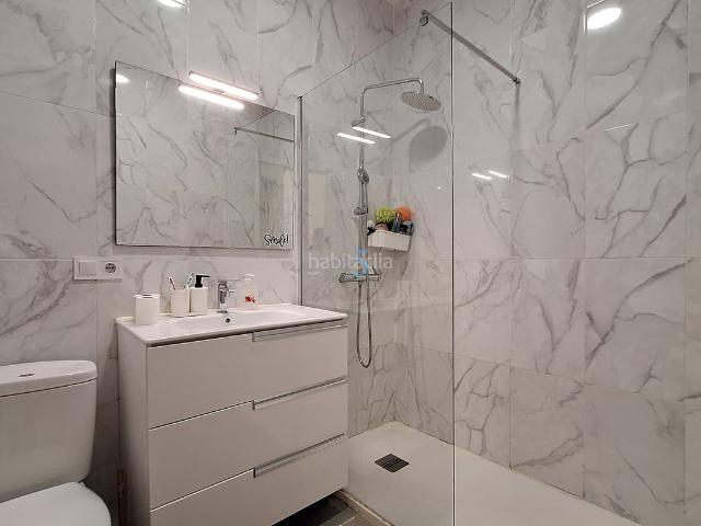 Casa en venta en Torrevieja, Zona Carrefour Urbanizaciones. Acogedora vivienda de 2 dormitorios despacho y 1 baño en Torretas, Torrevieja. Dispone de amplia terraza, patio trasero cubierto. Casas.