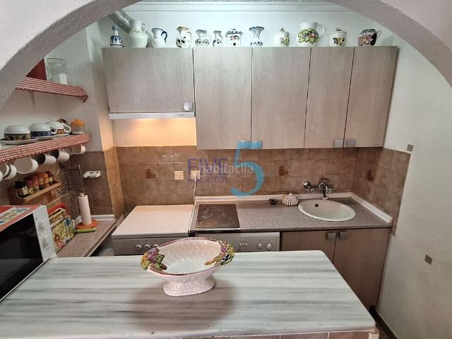 Casa en venta en Torrevieja, Zona Carrefour Urbanizaciones. Apartamento de 3 habitaciones y 1 baño en Torrevieja con terraza, balcón y una amplia zona exterior ideal para crear un espacio de. Casas.