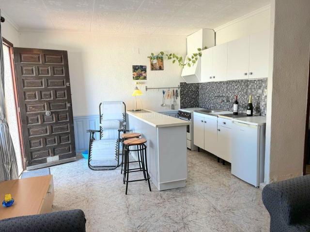 Casa en venta en Torrevieja, Zona Carrefour Urbanizaciones. Bungalow con dos dormitorios sin vecinos arriba en la zona de La Torreta, Torrevieja. Patio, jardín privado, trastero, cerca de La. Casas.