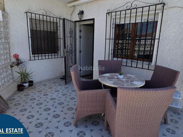 Casa en venta en Torrevieja, Zona Carrefour Urbanizaciones. Bungalow con terraza, en la provincia de Alicante, en la ciudad de Torrevieja, en el distrito de Torreta. 2 habitaciones 47 m². Casas.