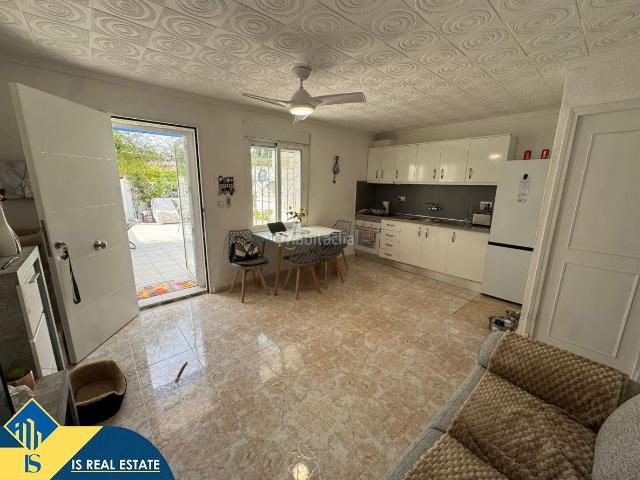 Casa en venta en Torrevieja, Zona Carrefour Urbanizaciones. Bungalow con terraza, en la provincia de Alicante, en la ciudad de Torrevieja. 2 habitaciones 50 m² 2 kilómetros del mar. Casas.