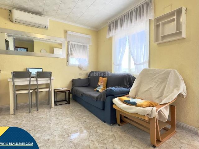 Casa en venta en Torrevieja, Zona Carrefour Urbanizaciones. Bungalow con terraza, en la provincia de Alicante, en la localidad de Torrevieja, en el barrio de Torreta. 2 habitaciones 46 m². Casas.