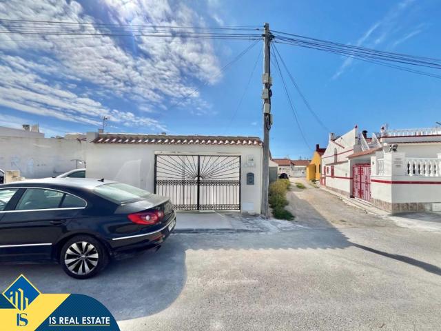 Casa en venta en Torrevieja, Zona Carrefour Urbanizaciones. Bungalow con terraza en venta en la provincia de Alicante, en Torrevieja, distrito de Torreta. 2 habitaciones 44 m² 3,5 kilóme. Casas.