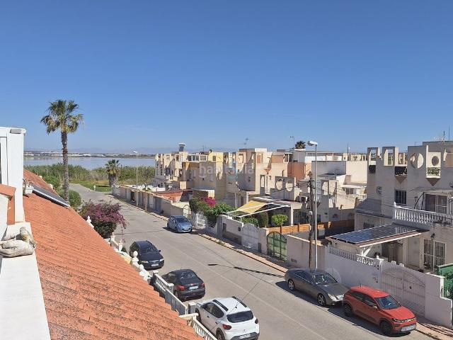 Casa en venta en Torrevieja, Zona Carrefour Urbanizaciones. Bungalow brillante de tres baños, dos baños, en Torrevieja con orientación sureste, solárium, gran terraza y vistas a la Laguna Ro. Casas.