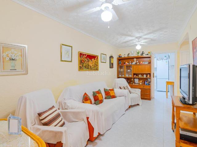 Casa en venta en Torrevieja, Zona Carrefour Urbanizaciones. Bungalow de 2 dormitorios con jardín en Torrevieja. Casas.