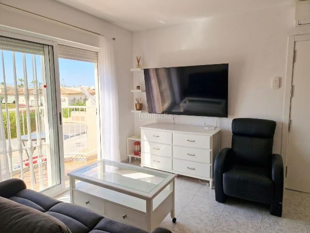 Casa en venta en Torrevieja, Zona Carrefour Urbanizaciones. Bungalow en planta alta con solárium privado en El Chaparral Torrevieja. Casas.