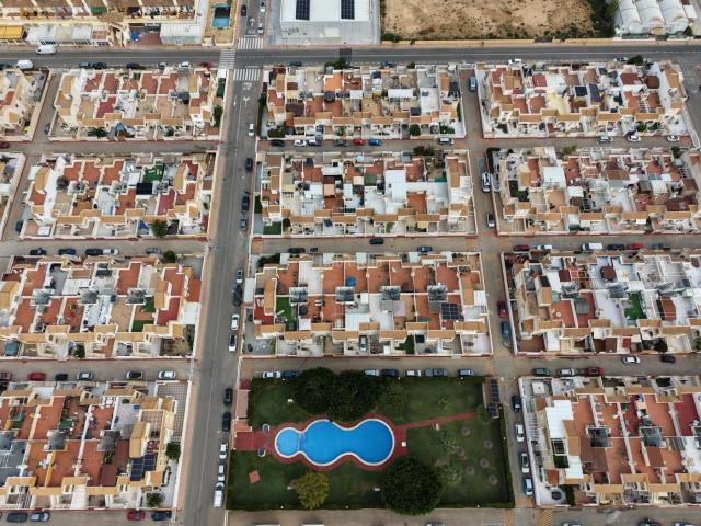 Casa en venta en Torrevieja, Zona Carrefour Urbanizaciones. Bungalow en planta alta con solárium privado y piscina Altos del Limonar. Casas.