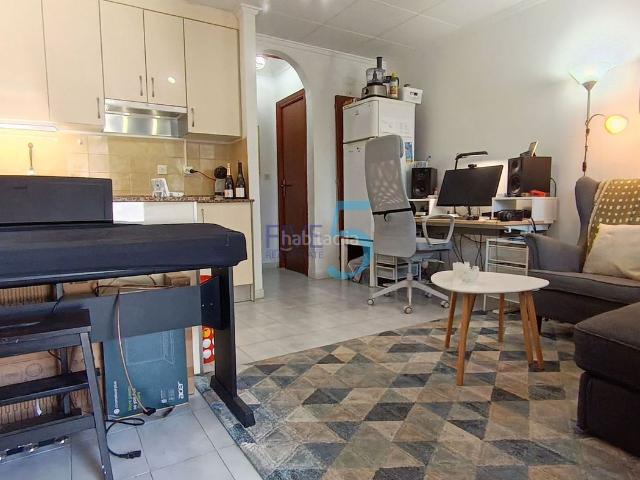 Casa en venta en Torrevieja, Zona Carrefour Urbanizaciones. Bungalow en terraza de 1 dormitorio y 2 baños con vistas al lago salado, San Luis y Torrevieja! Situado en la codiciada zona de Sa. Casas.