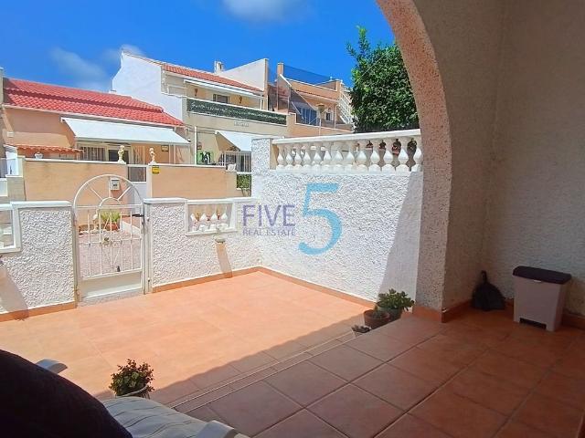 Casa en venta en Torrevieja, Zona Carrefour Urbanizaciones. Bungalow modernizado de 1 dormitorio con jardín espacioso, El Chaparral, Torrevieja! Situado en la popular zona residencial de El. Casas.