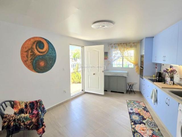 Casa en venta en Torrevieja, Zona Carrefour Urbanizaciones. Bungalow reformado con piscina comunitaria, en la provincia de Alicante, en la ciudad de Torrevieja, en el barrio de Torreta. 1 ha. Casas.