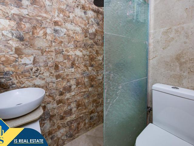 Casa en venta en Torrevieja, Zona Carrefour Urbanizaciones. Bungalow reformado con piscina comunitaria, en la provincia de Alicante, en la ciudad de Torrevieja, en el distrito de Torreta. 2. Casas.