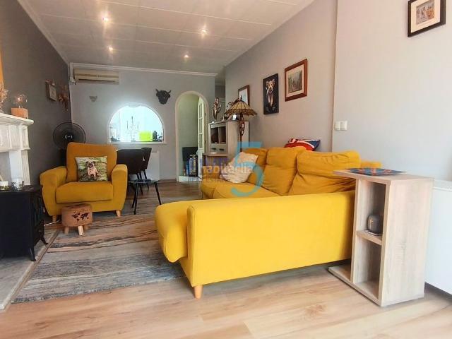 Casa en venta en Torrevieja, Zona Carrefour Urbanizaciones. Bungalow renovado de 3 dormitorios orientado al sureste, con solario privado y vistas abiertas, El Chaparral, Torrevieja! Situado. Casas.