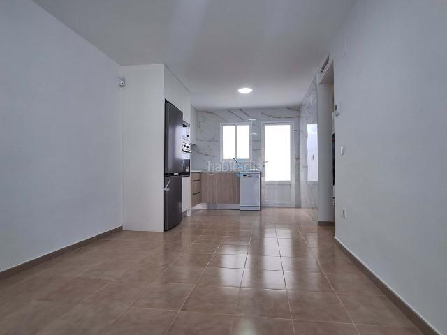 Casa en venta en Torrevieja, Zona Carrefour Urbanizaciones. Bungalow totalmente reformado a estrenar en La Siesta. Dispone de 2 dormitorios, baño completo, cocina abierta al salón, lavadero. Casas.
